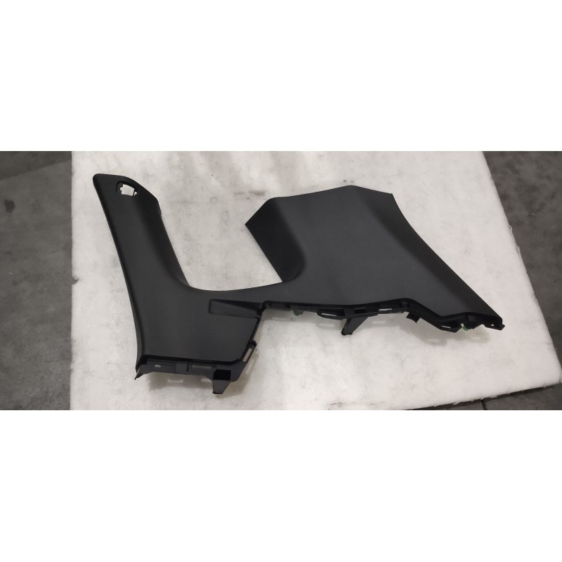 Garniture supérieure de montant C droit-Noir A7 - BYD - 16762315-00