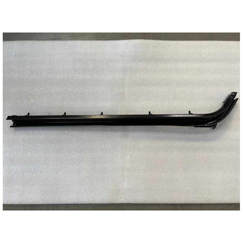 Rail de guidage central de la porte arrière gauche - BYD - 11128996-00